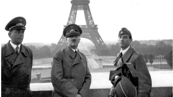 二战时德军攻入法国巴黎，希特勒命令士兵在埃菲尔铁塔上升纳粹旗