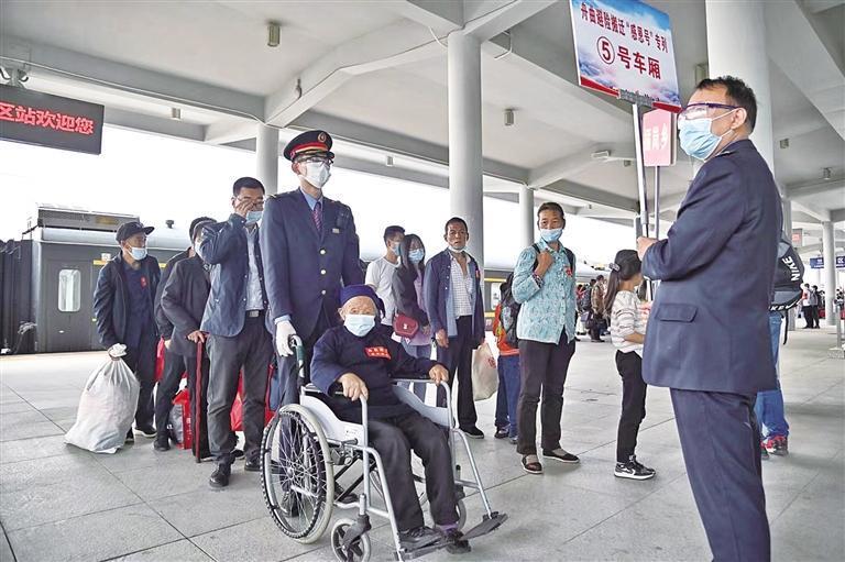 列车员为老人提供帮助