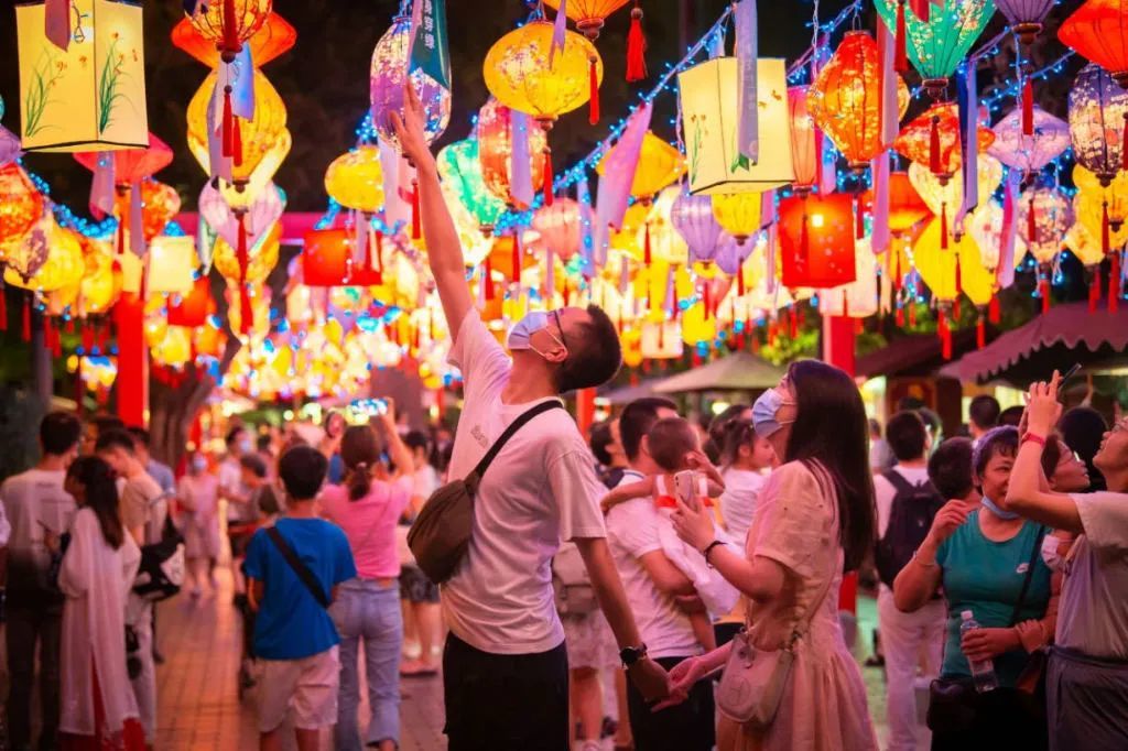 深圳华侨城旅游度假区锦绣中华民俗村举办中秋锦绣灯谜大会 景区供图