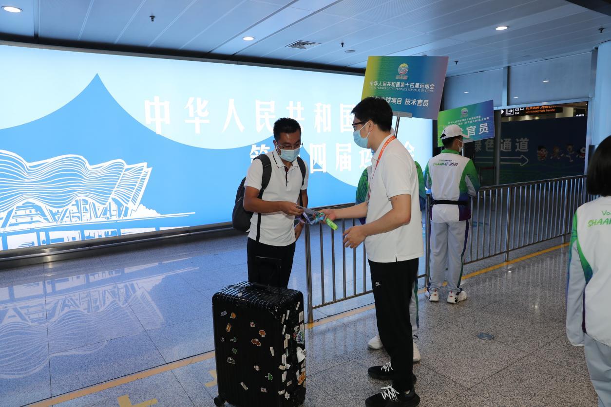 高尔夫球项目竞委会顺利完成技术官员运动员接站任务