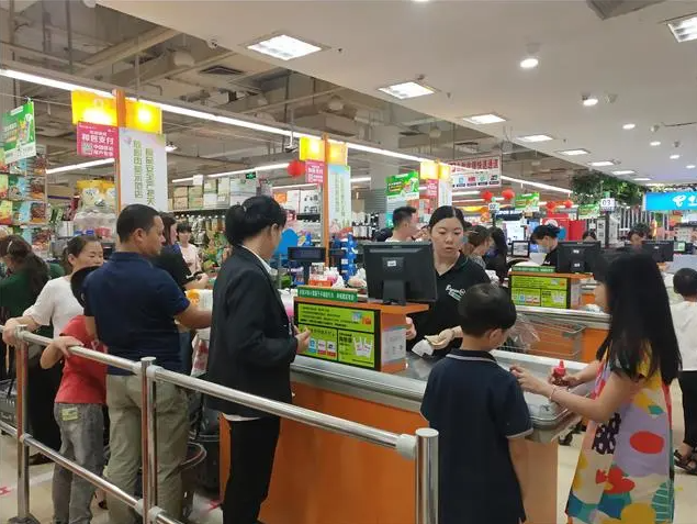 9月21日上午，永辉超市出口，不少市民排队购物，进行结账。