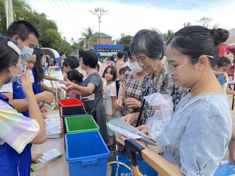 年海口市美兰区青春力量引导垃圾分类新风尚宣传主题活动走进演丰镇