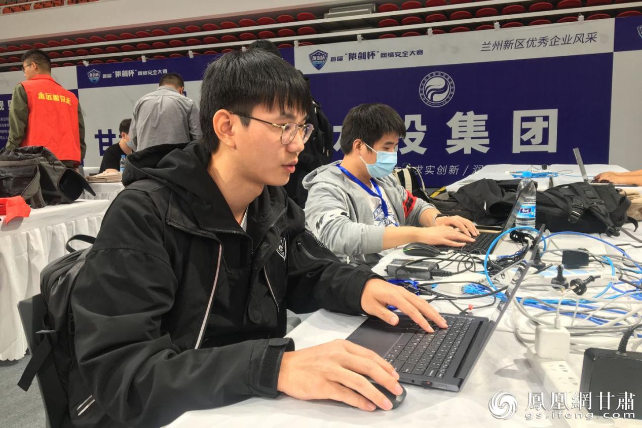 来自广州大学的fcbot参赛队提前抵达赛场,为大赛做准备。吴永隆 摄
