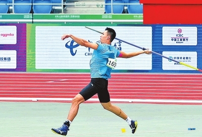 河南标枪运动员胡浩然以82米14的成绩为河南队摘得一枚铜牌。　本报记者 邓放 摄