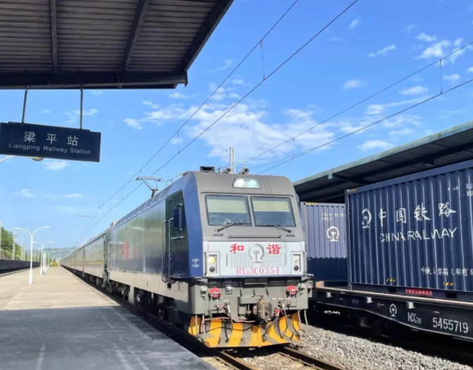 9月21日，火车缓缓驶入达万铁路梁平火车站。