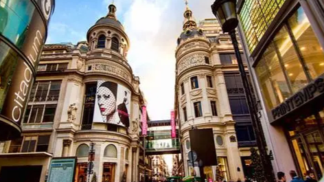 作为国际时尚秀场的巴黎，城市建筑散发着浓厚的艺术气息