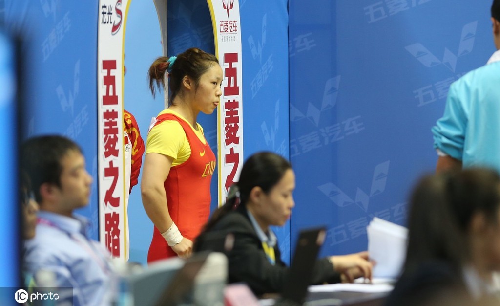 2013年9月4日,辽宁沈阳,2013全运会女子举重58公斤级决赛,湖北举重选手周俊参加全运会举重比赛。