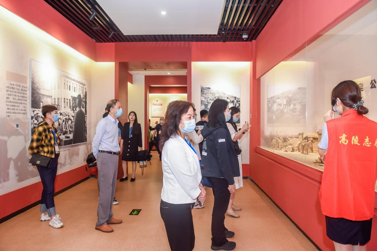 西北民大旧址博物馆讲解员王潇向采访团介绍博物馆展品