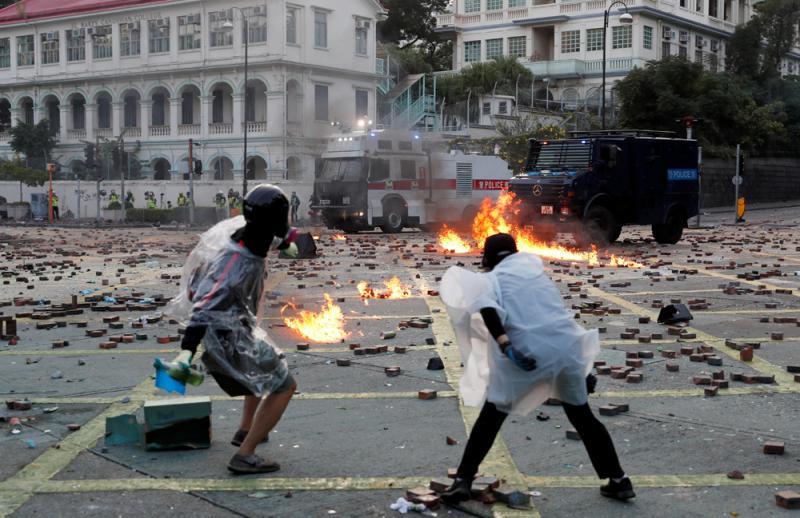 香港男子参与“修例风波”暴动被判4年9个月 曾试图夺警员配枪