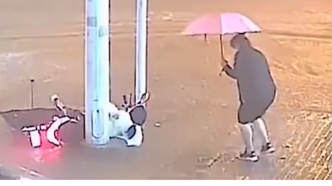 女子雨夜触电倒地抽搐 路人四分钟生死救援