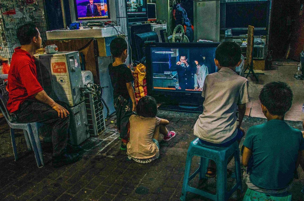 后来有了很多 有意思的频道但那会如果谁家要有个黑白电视机,那街坊