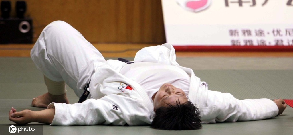 2005年十运会女子柔道78公斤以上级的决赛,奥运冠军孙福明未经战斗就自己倒下,将金牌拱手让给解放军队小将闫思睿。