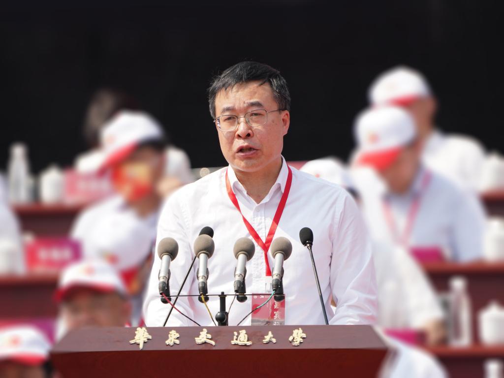 上海交通大学党委常委,副校长奚立峰代表省内外高校致辞.