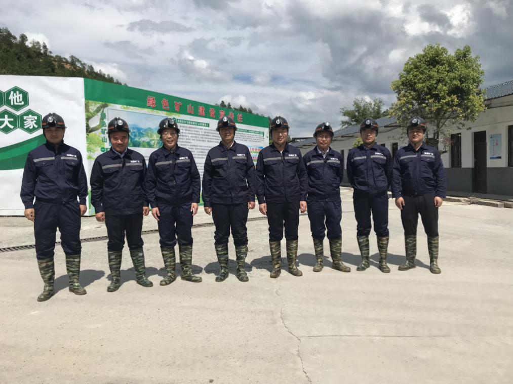 校领导穿上安全服准备下井查看现场