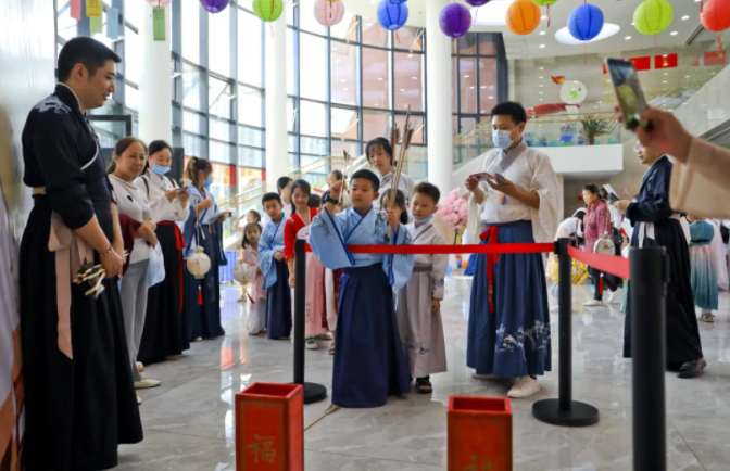 9月19日，梁平区青少年活动中心，小朋友们在参加投壶活动。