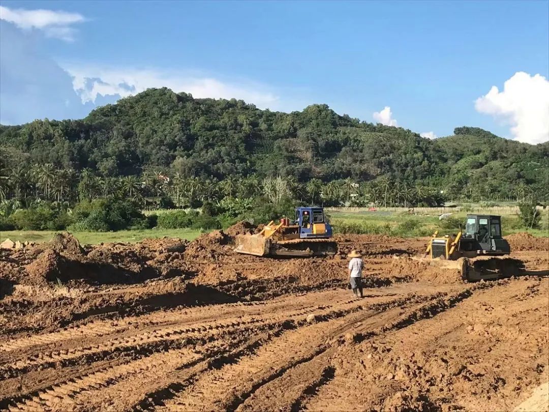 记者日前在陵水高标准农田项目建设之一的英州镇红鞋洋高标准农田建设