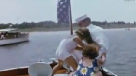 肯尼迪家庭在游艇上聚会时，通常都会做些什么？