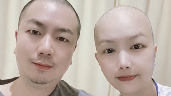 丈夫帮患癌妻子剃光头发后,把自己头发也剃光