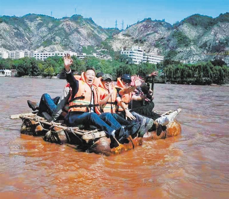 王洛宾儿子王海成第一次乘坐羊皮筏子