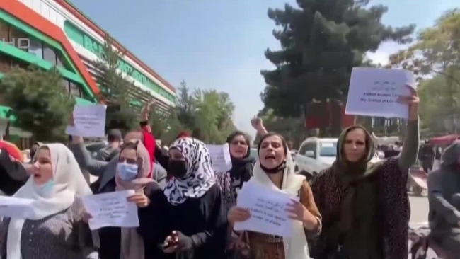 阿富汗女性继续上街争取就学就业权利