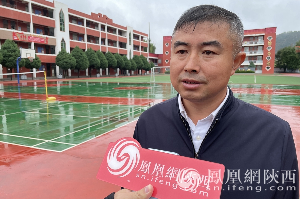 马家砭镇中心学校校长折海军接受凤凰网陕西专访
