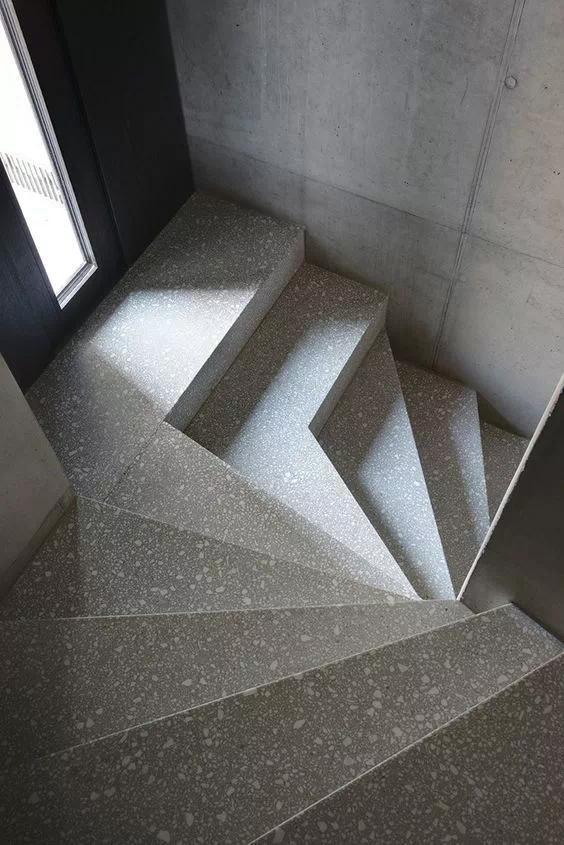 大理石楼梯比较适合大空间 小户型的话可以选择水泥材质的楼梯 成本也