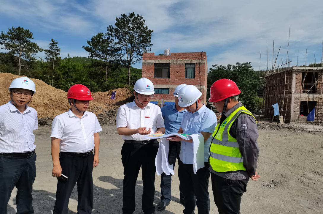 学校党委书记张家菁一行在施工现场