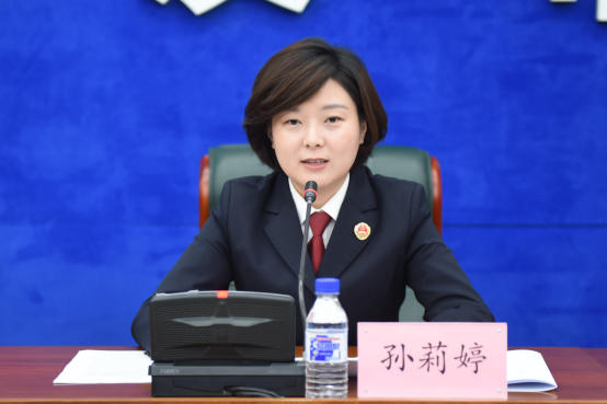 省检察院三级高级检察官、第八检察部副主任孙莉婷介绍检法两院开展生态环境公益司法保护工作相关情况并回答记者提问