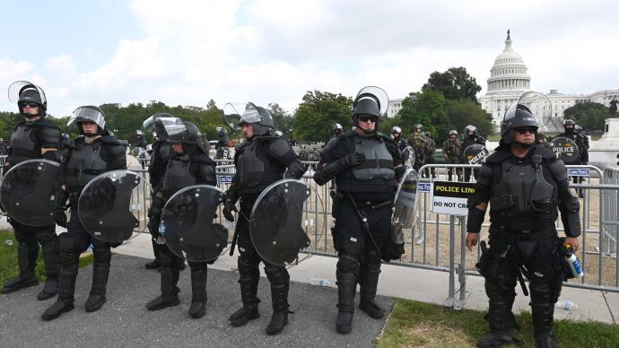 相似一幕又上演,美国国会前戒备森严