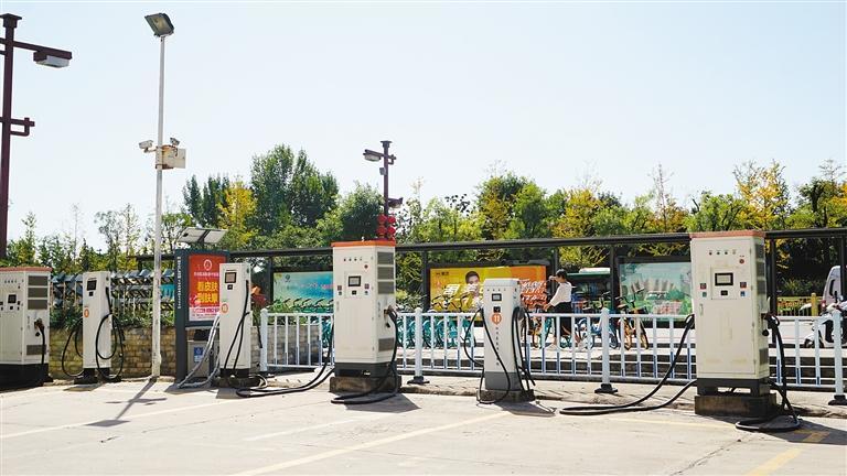 公共充电桩场站内，部分充电桩处于“空闲”状态。