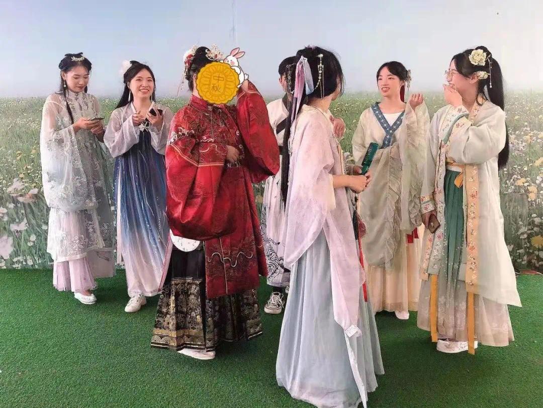 象山影视城中秋汉服游园会嫦娥探班剧组送月饼