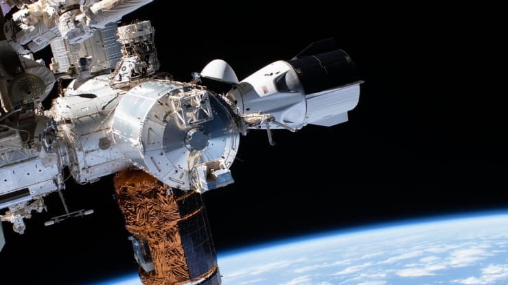 图3:spacex龙飞船与国际空间站对接