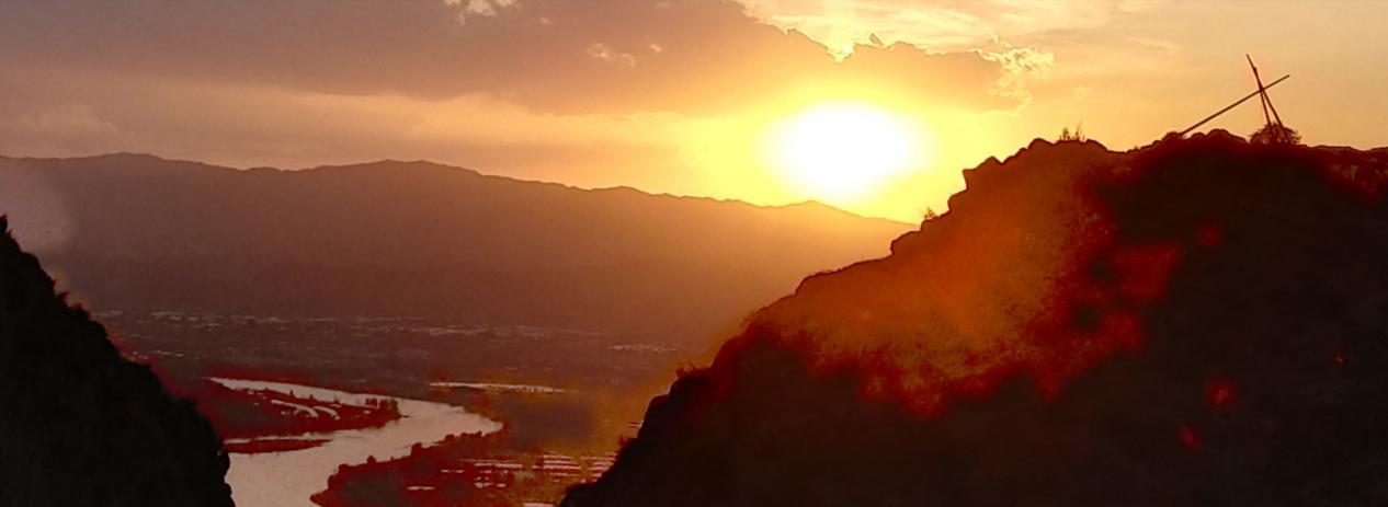 回首云霞映照 长河一片火红（张克复句）