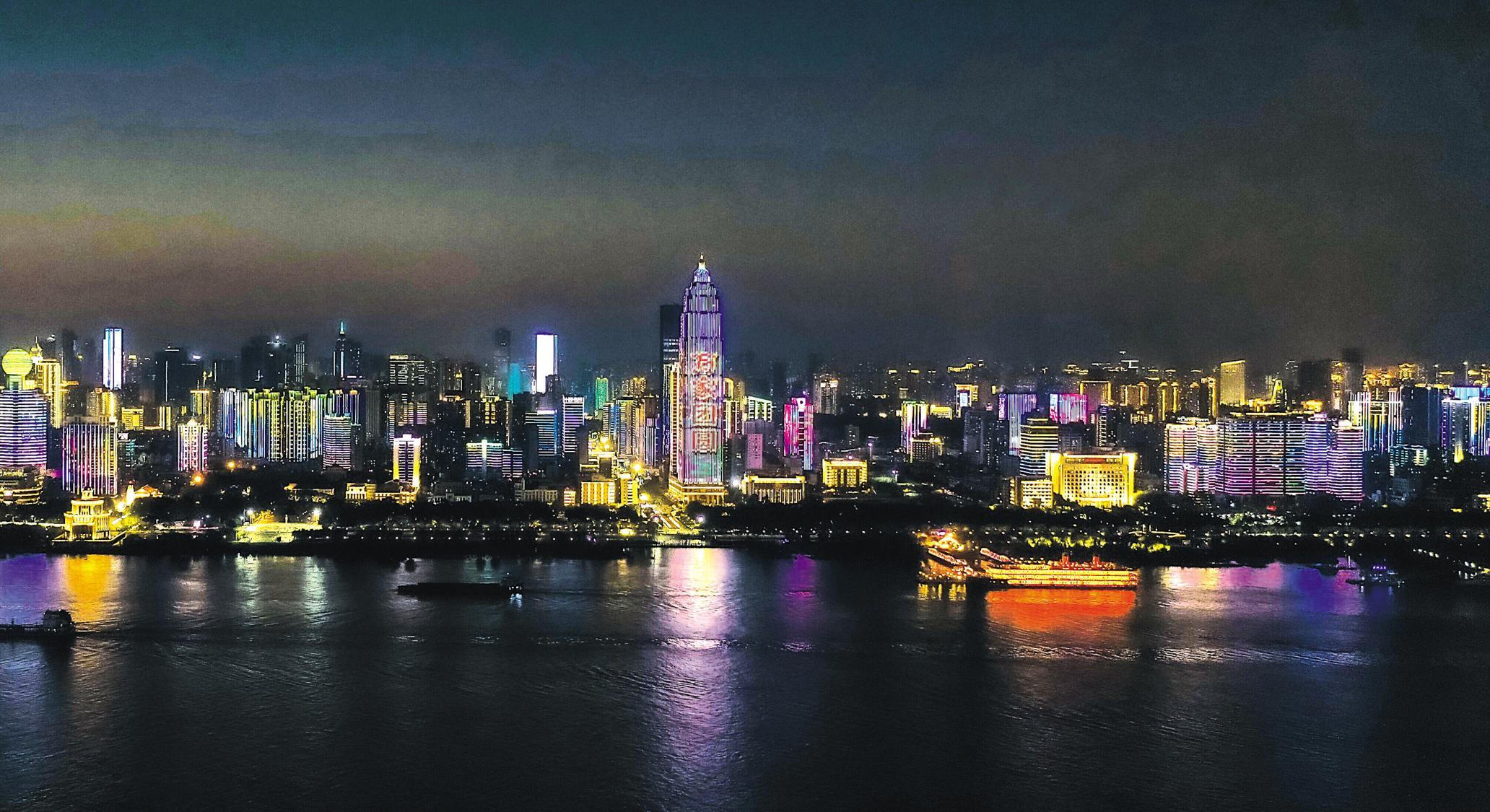 9月19日至21日,武汉长江灯光秀上演中秋节特辑。(视界网 赵军 摄)