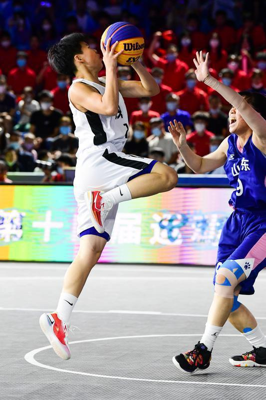 9月20日，十四运会三人制篮球女子U19组决赛，陕西队与山东队比赛
