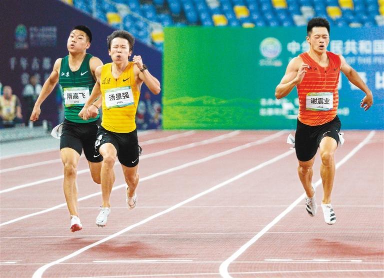 汤星强（左二）在最后冲刺阶段反超谢震业（右）获得冠军 首席记者 王健 摄