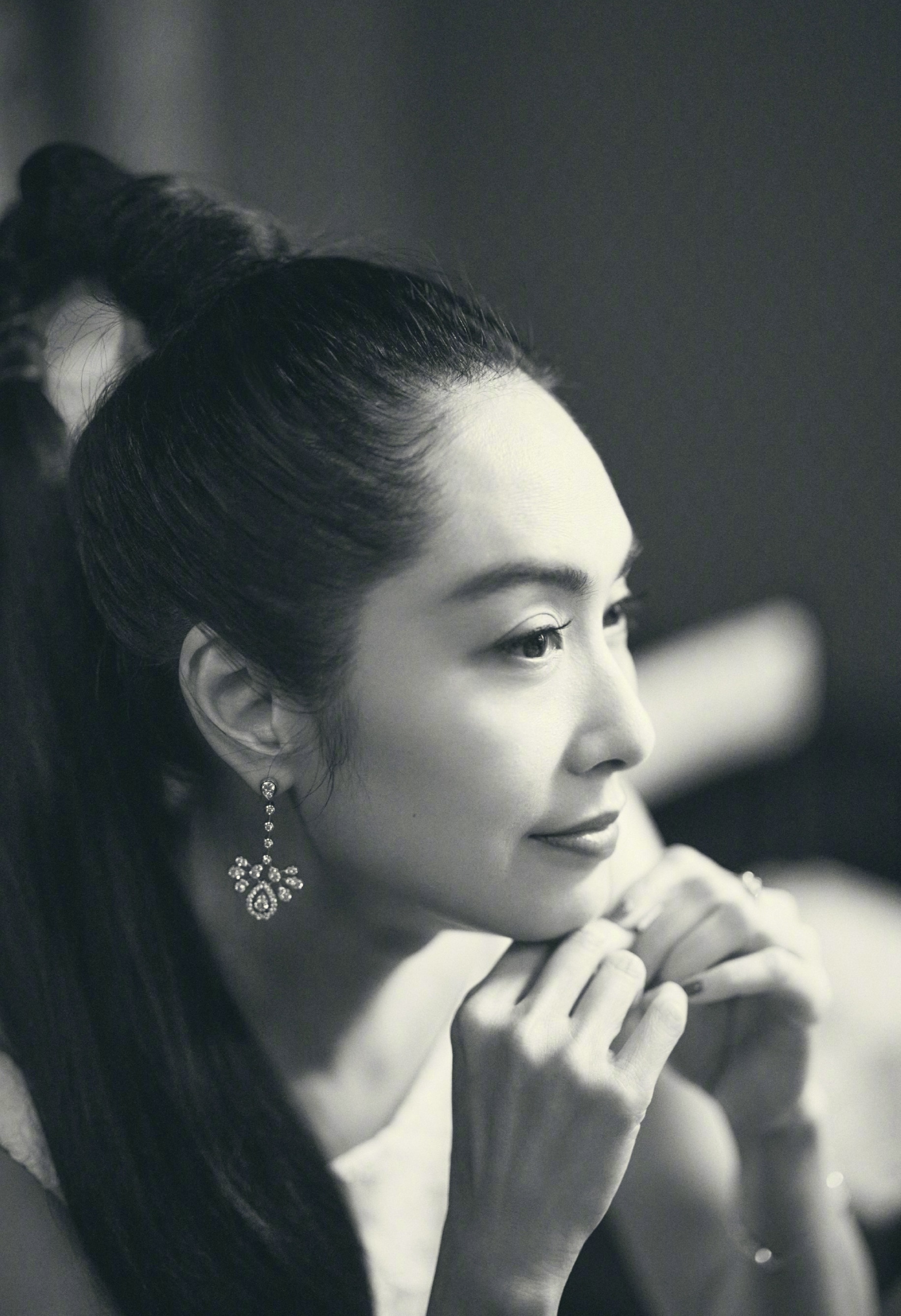 朱茵复古电影风大片释出 变换光影下美人神颜依旧_凤凰网娱乐_凤凰网