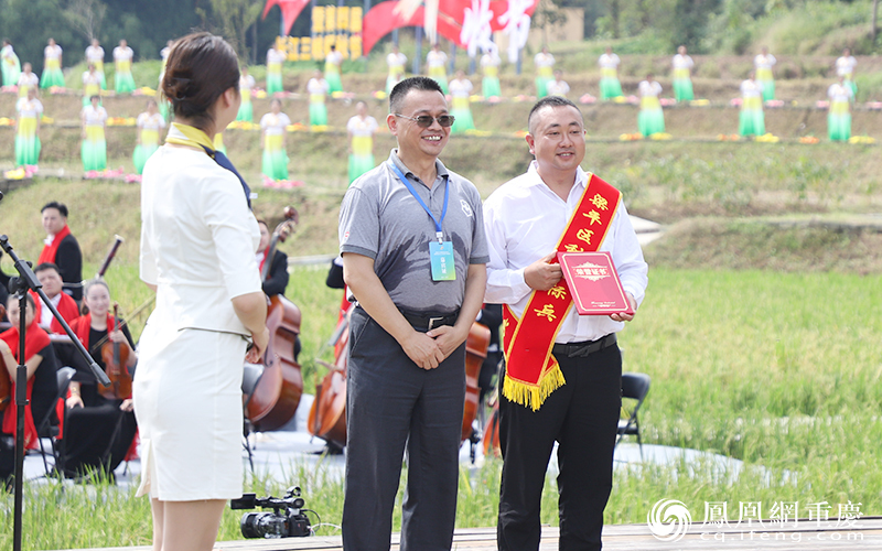 为梁平区种粮标兵邓忠颁奖