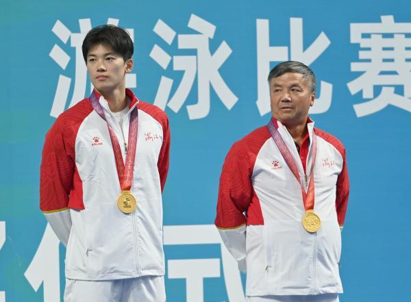 汪顺和教练朱志根参加颁奖仪式。