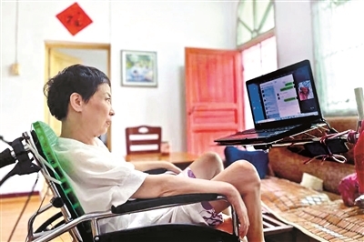 每一天，李小中都要在电脑前度过