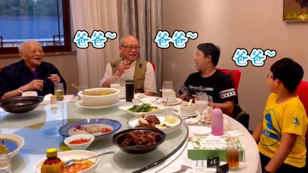 四代同堂聚餐时依次喊爸爸，曾祖孙年龄相差80岁
