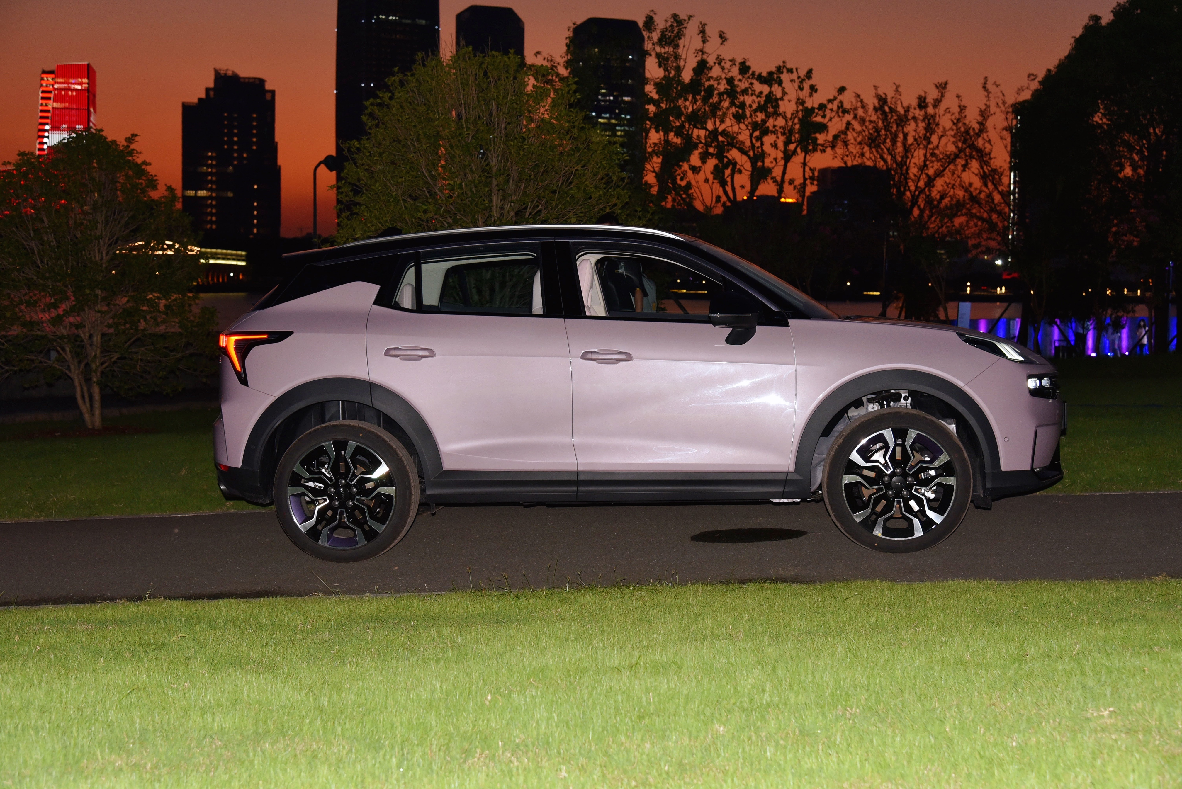 来到车侧,领克06粉色力量版车型采用了独特的车身配色,同时,其将会在