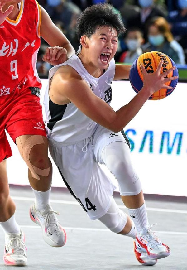 9月19日，在陕西队与湖北队比赛中，西安交大附中女篮队员曹博怡（右）在比赛中带球突破