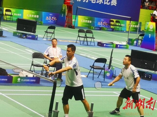 湖南组合熊俊/颜静熙在比赛中。