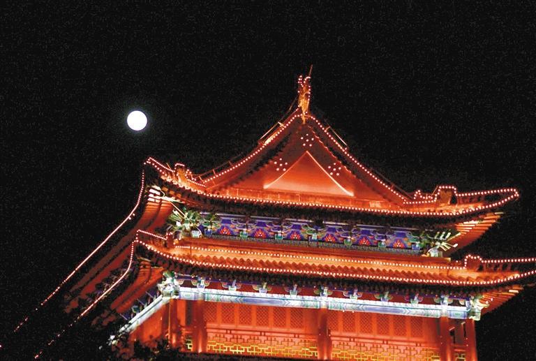 九月二十一日是中秋佳节，圆月与永宁门建筑“相遇”，展现出别样的中国之美。　　（记者 王旭东 摄）