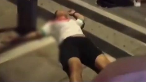 男子街头殴打女子后被群众指责顺势躺倒