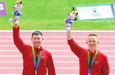 胡浩然（左）登上领奖台。 本报记者 邓放 摄