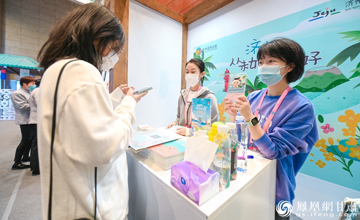 在韩国馆,游客可通过填写问卷领取小礼品.杨艺锴 摄