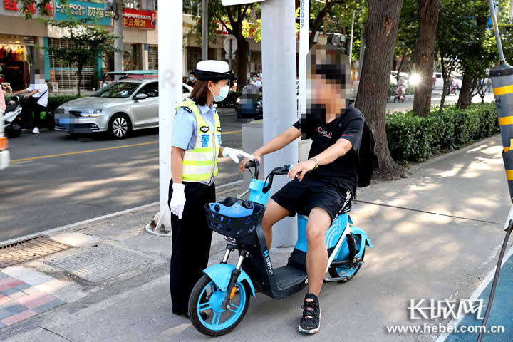 石家庄交警正在对电动自行车进行专项整治。
