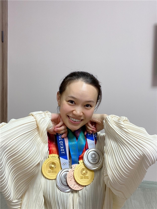 国际爱牙日赛嘉牵手花样游泳冠军黄雪辰呼吁大家爱护牙齿